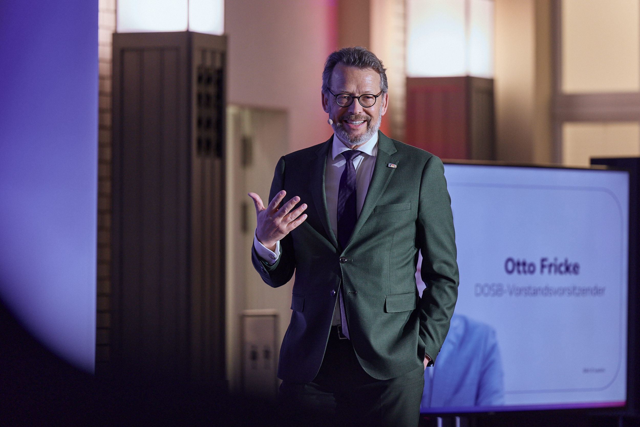 Otto Fricke, Vorstandsvorsitzender des DOSB, spricht als Keynote-Speaker beim parlamentarischen Abend des Gastwelt-Summit 2026 im FAZ Atrium.