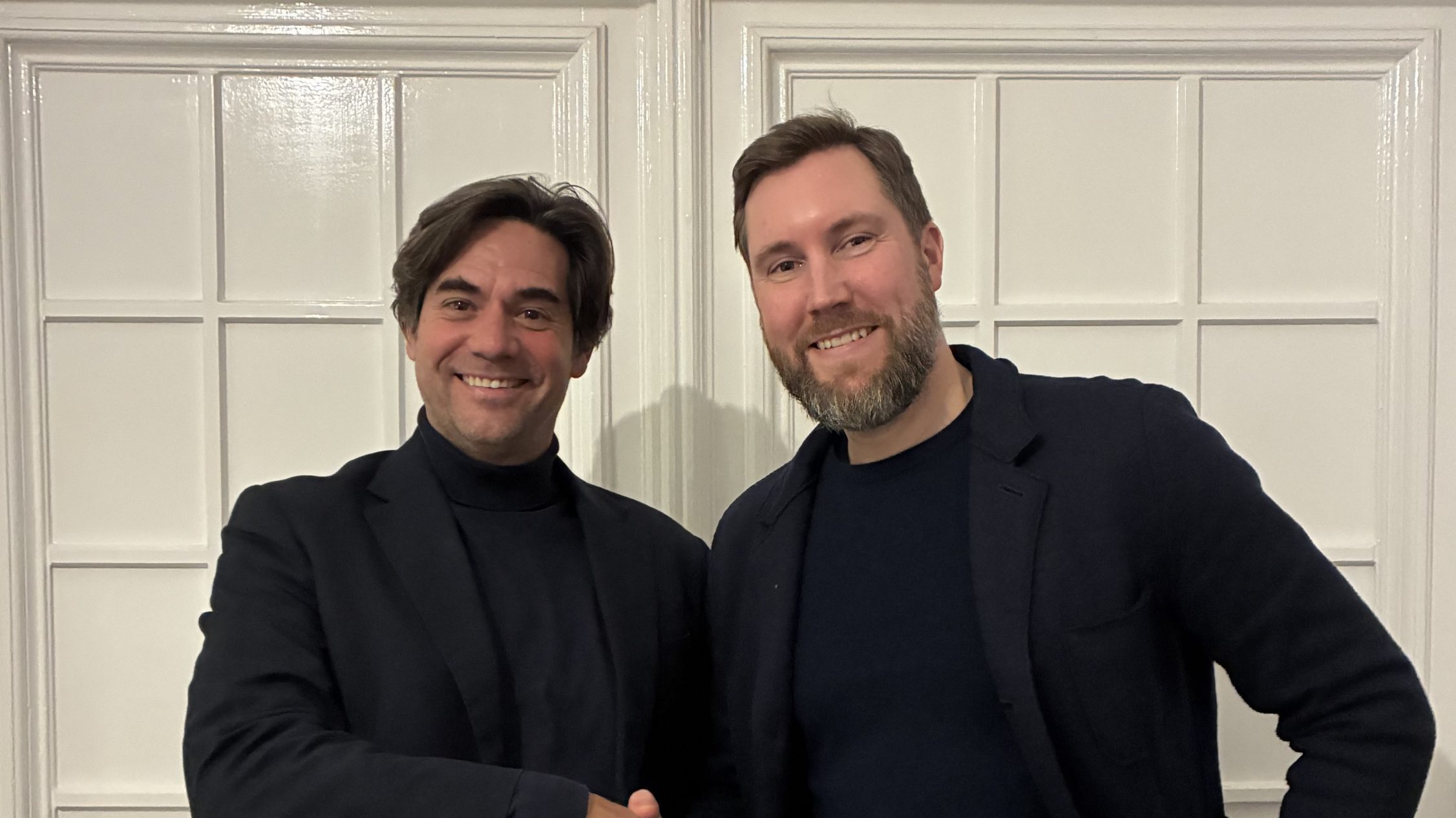 Robert Patzschke und Jonas Renström beim Handschlag zur Gründung der Kooperation zwischen Patzschke Architekten und MADE+ für klassisch-traditionelle Architektur in Schweden.