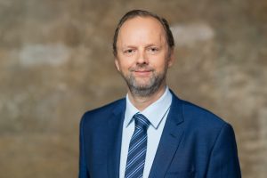 Porträt von IVD-Präsident Dirk Wohltorf im blauen Anzug.