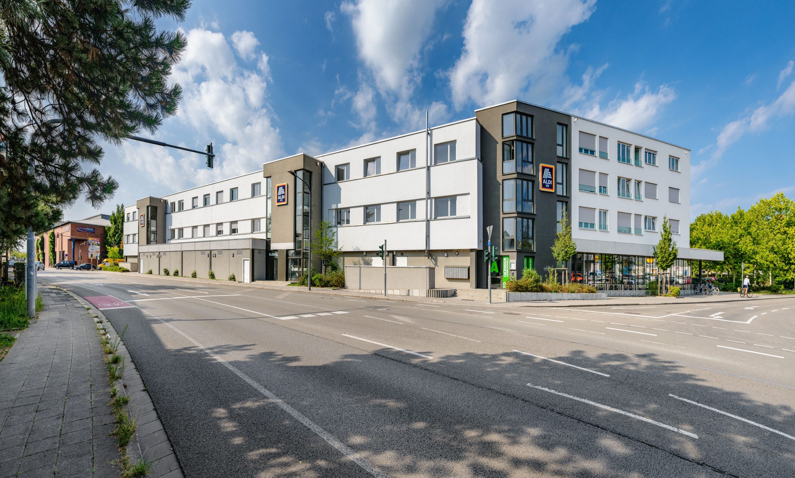 Außenansicht der Mixed-Use-Immobilie Maxi34 mit Aldi Süd und Studentenapartments in der Maximilianstraße, Landau.
