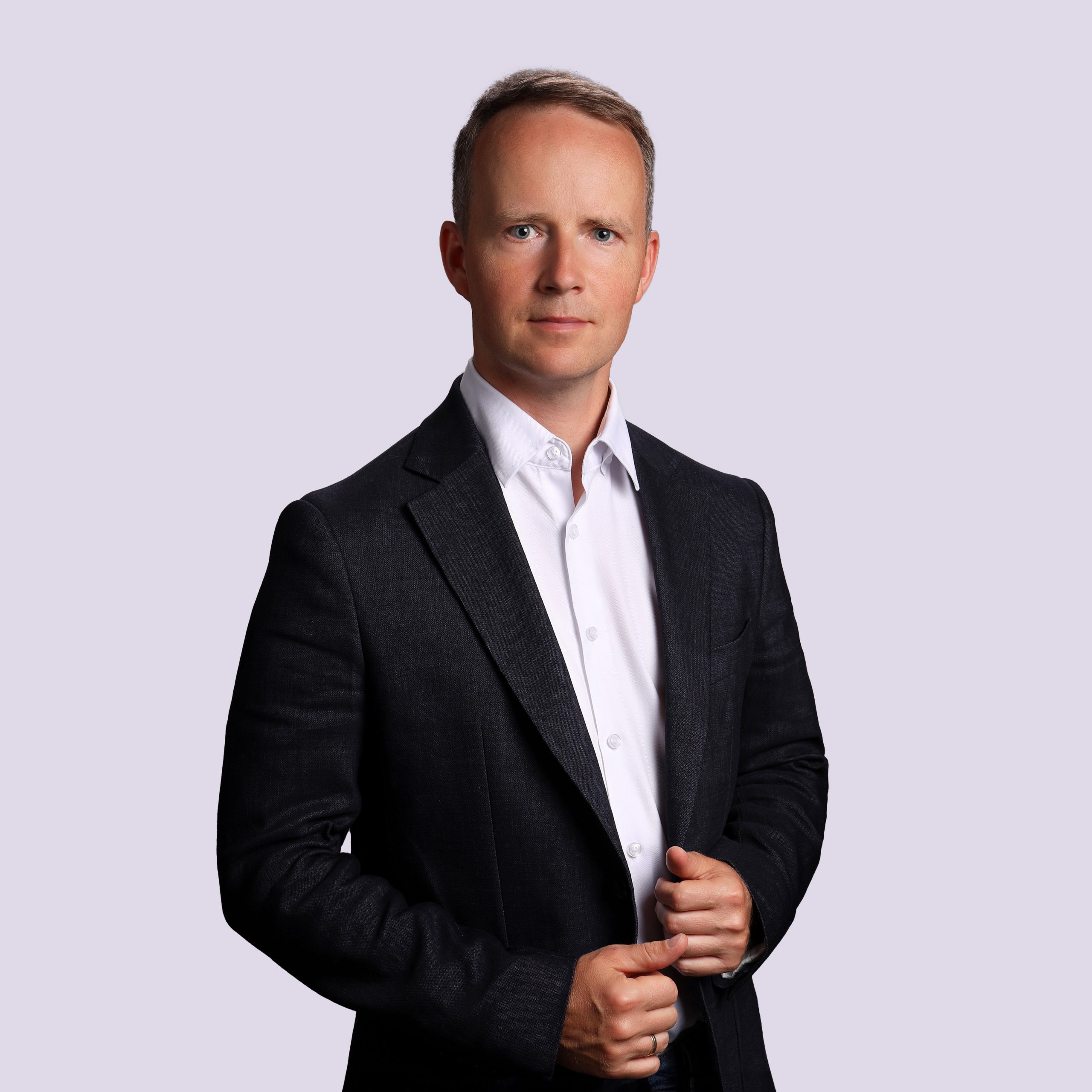 Porträt von Lukasz Pawikowski, Associate Director und Head of Asset Management CEE & Nordics bei Manova Partners