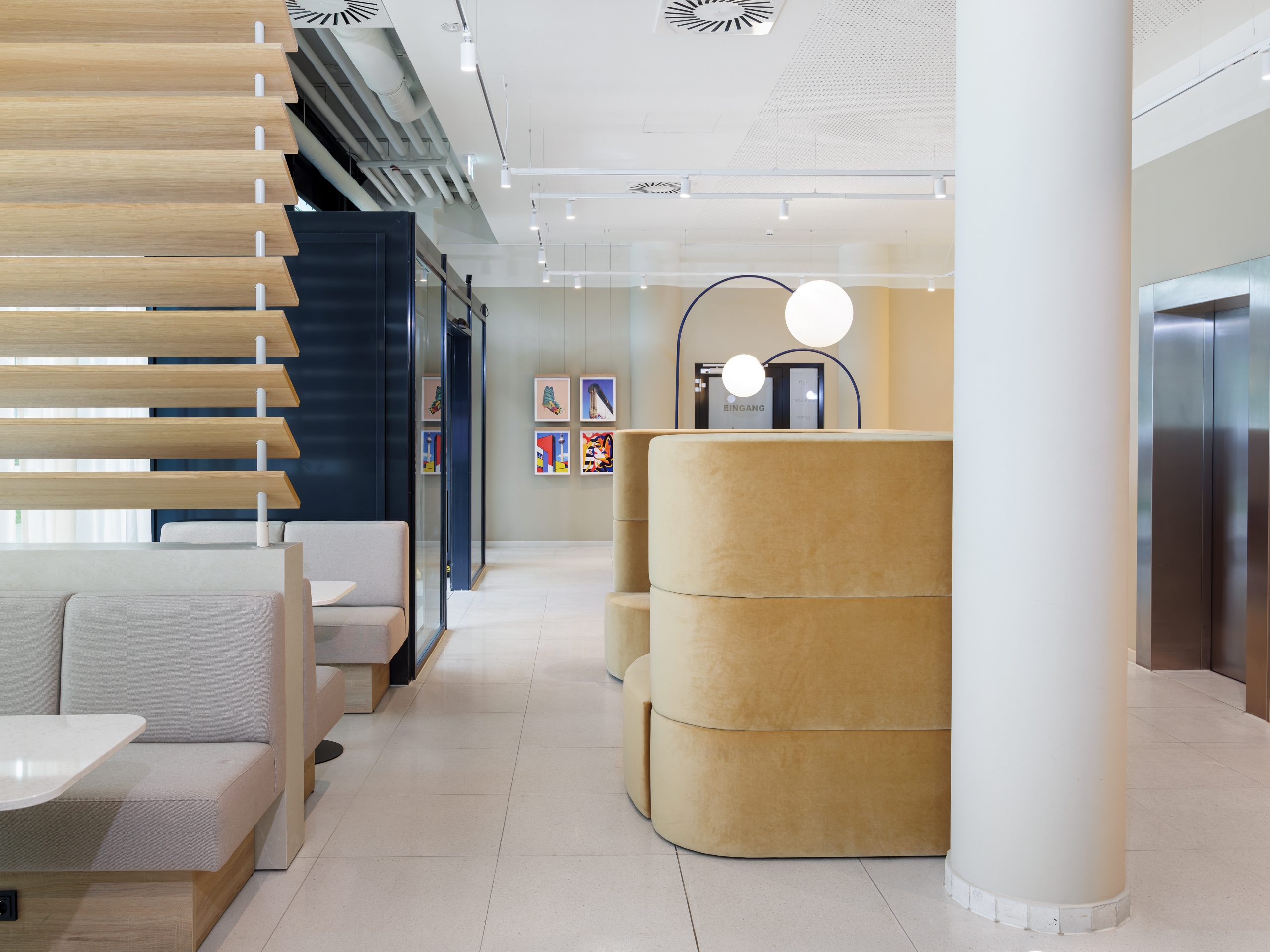 Sitzbereich Lobby im wiedereröffneten smartments Prenzlauer Berlin in Berlin. Bild: Dirk Baumbach Fotografie