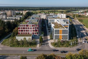 Luftaufnahme des Campus Neuried bei München mit modernen Büro- und Laborgebäuden, betrieben von Goldbeck Facility Services.