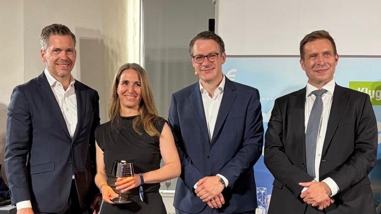 Timm Sassen, Martina Schwarz, Michael Zingel und Prof. Dr. Tobias Just bei der Preisverleihung der Greyfield Stiftung für das Intensivstudium Kirchliches Immobilienmanagement.