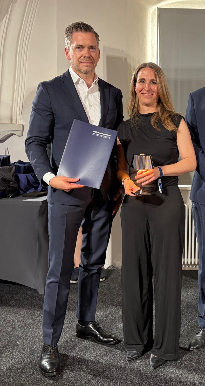 Timm Sassen und Martina Schwarz bei der Preisverleihung des Jahrgangsbestenpreises im Intensivstudium Kirchliches Immobilienmanagement.