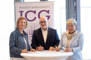 Unterzeichnung der strategischen Partnerschaft. V.l.n.r.: Karin Barthelmes-Wehr (ICG), Harald Steiner (REB), Susanne Eickermann-Riepe FRICS (ICG). Bild: ICG