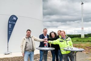 BU: v.l.n.r. Gottfried Hack (Ortsbürgermeister Scheid), Heinrich Lohmann (Geschäftsführer MLK), Monika Seifen (Vorständin eegon), Martin Pütz (Vorstand eegon) und Kevin Schröder (Leiter Regionalbüro MLK Gruppe) eröffnen den Windpark mit dem symbolischen Startknopf. © MLK | Felix Bullik