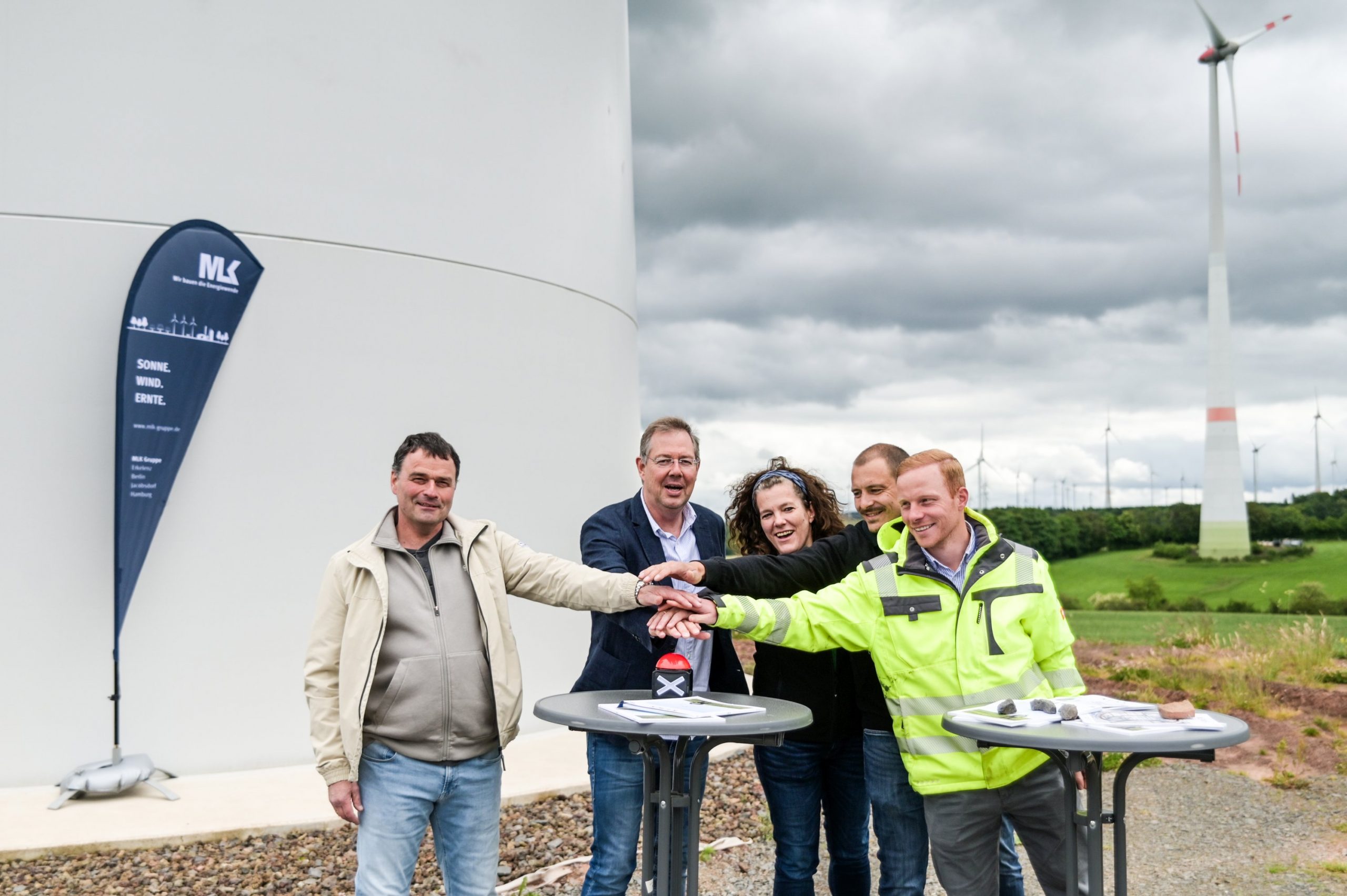 BU: v.l.n.r. Gottfried Hack (Ortsbürgermeister Scheid), Heinrich Lohmann (Geschäftsführer MLK), Monika Seifen (Vorständin eegon), Martin Pütz (Vorstand eegon) und Kevin Schröder (Leiter Regionalbüro MLK Gruppe) eröffnen den Windpark mit dem symbolischen Startknopf.
© MLK | Felix Bullik