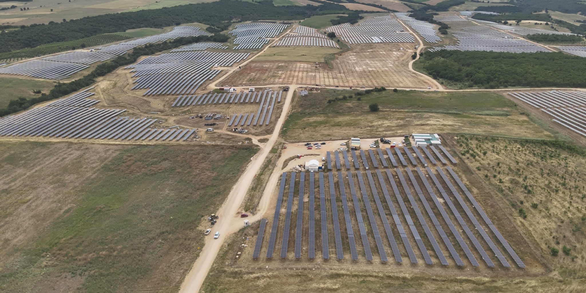 Eine der zahlreichen weltweiten Baustellen der JUWI-Gruppe: Der 100-MW-Solarpark Apostolara entsteht gerade im Norden Griechenlands
© JUWI