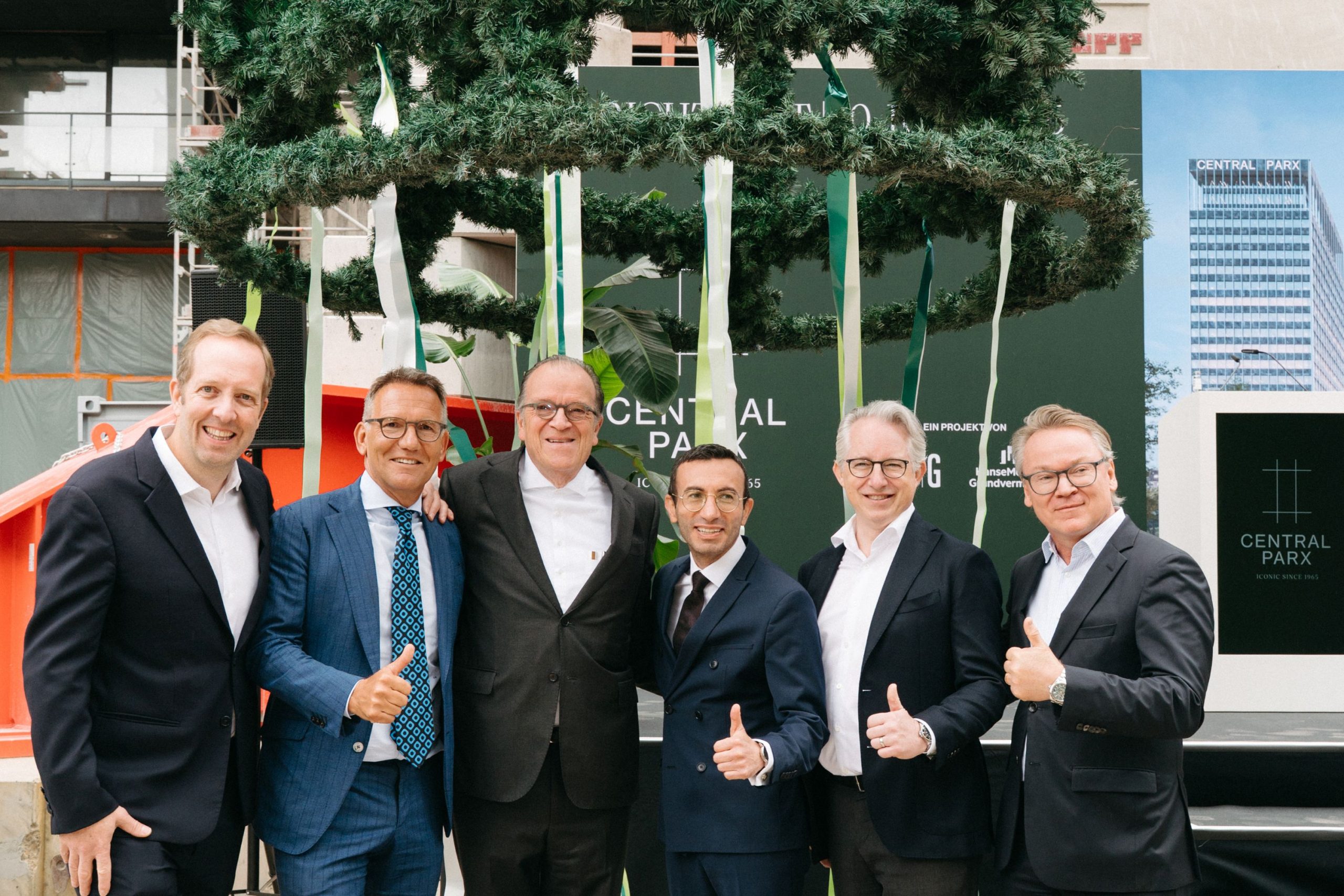 Copryright: ABG Real Estate Group v. l. n. r.: Ulrich Haeselbarth, Vorstand HanseMerkur Grundvermögen Ulrich Höller, Geschäftsführender Gesellschafter ABG Real Estate Group Prof. Christoph Mäckler, Architekt Mike Josef, Oberbürgermeister Stadt Frankfurt Malte Andes, stv. Vorstandsvorsitzender HanseMerkur Grundvermögen Guido Wiese, Sprecher der Geschäftsführung Development ABG Real Estate Group