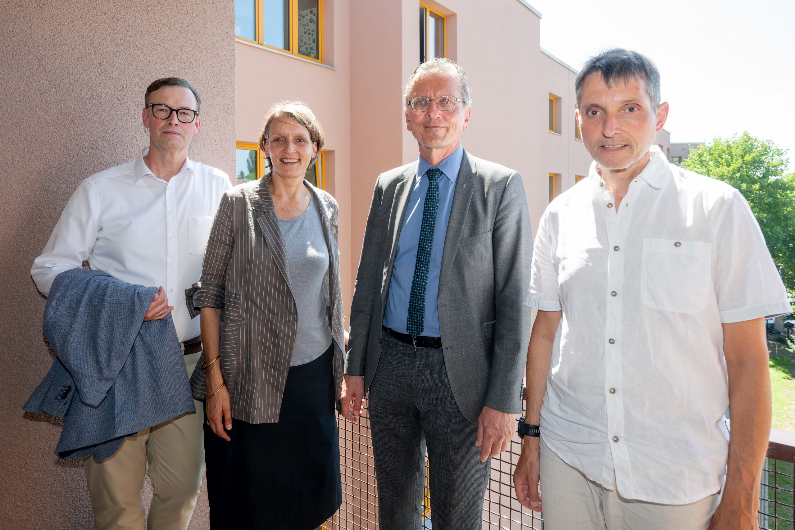 v.l.n.r. Lars Holborn, Vorstandsmitglied GESOBAU AG, Julia Dahlhaus, Architektin und Geschäftsführerin DMSW, Christian Gaebler, Senator für Stadtentwicklung, Bauen und Wohnen, Cornelius Bechtler, Baustadtrat des Bezirks Pankow. © Christian Kruppa
