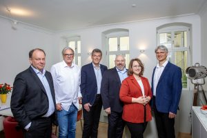 Von links nach rechts: Steffen Krause, Geschäftsführer von NULLCOZWEI und von Amicus Private Wealth Verwaltungs GmbH; Friedrich Eschenbaum, Prokurist bei NULLCOZWEI und Geschäftsführer der Praeclarus Invest GmbH; Ralf Filipp, Vorstandsmitglied der PKGeno; Karsten Weber, Vorstandsvorsitzender der PKGeno; Sandra Binder, Spezialistin Finanzen bei NULLCOZWEI, Prokuristin bei Amicus Private Wealth Verwaltungs GmbH; Jens Joachim Urbanek, Ringstiftung, RING-VERWALTUNG eGbR. (Quelle: NULLCOZWEI)