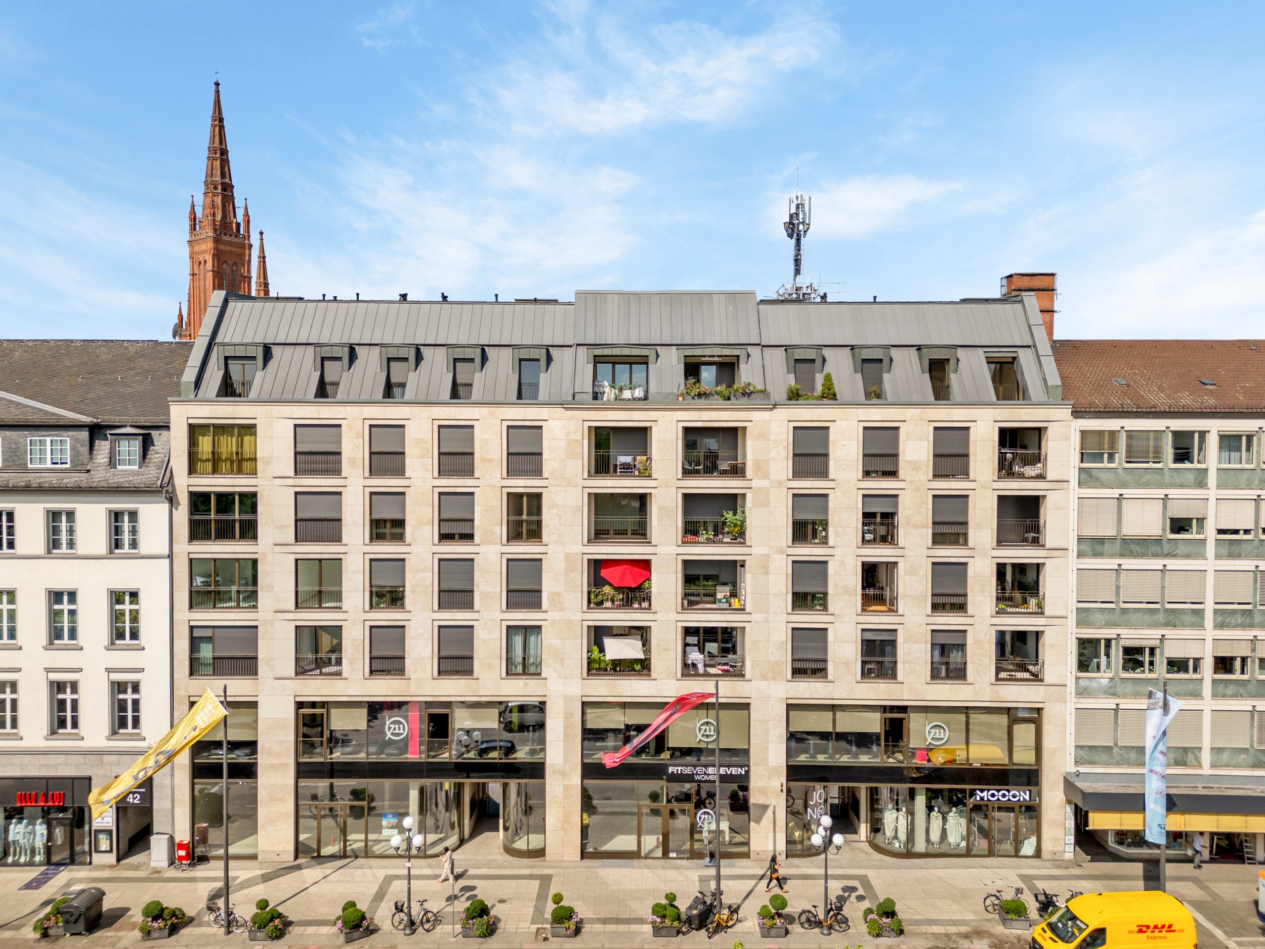 Das moderne Wohn- und Geschäftshaus in der Wilhelmstraße 44-46 in Wiesbaden besticht durch zeitgemäße Architektur und zentrale Lage. © ImmoVision 3D, Simon Braun