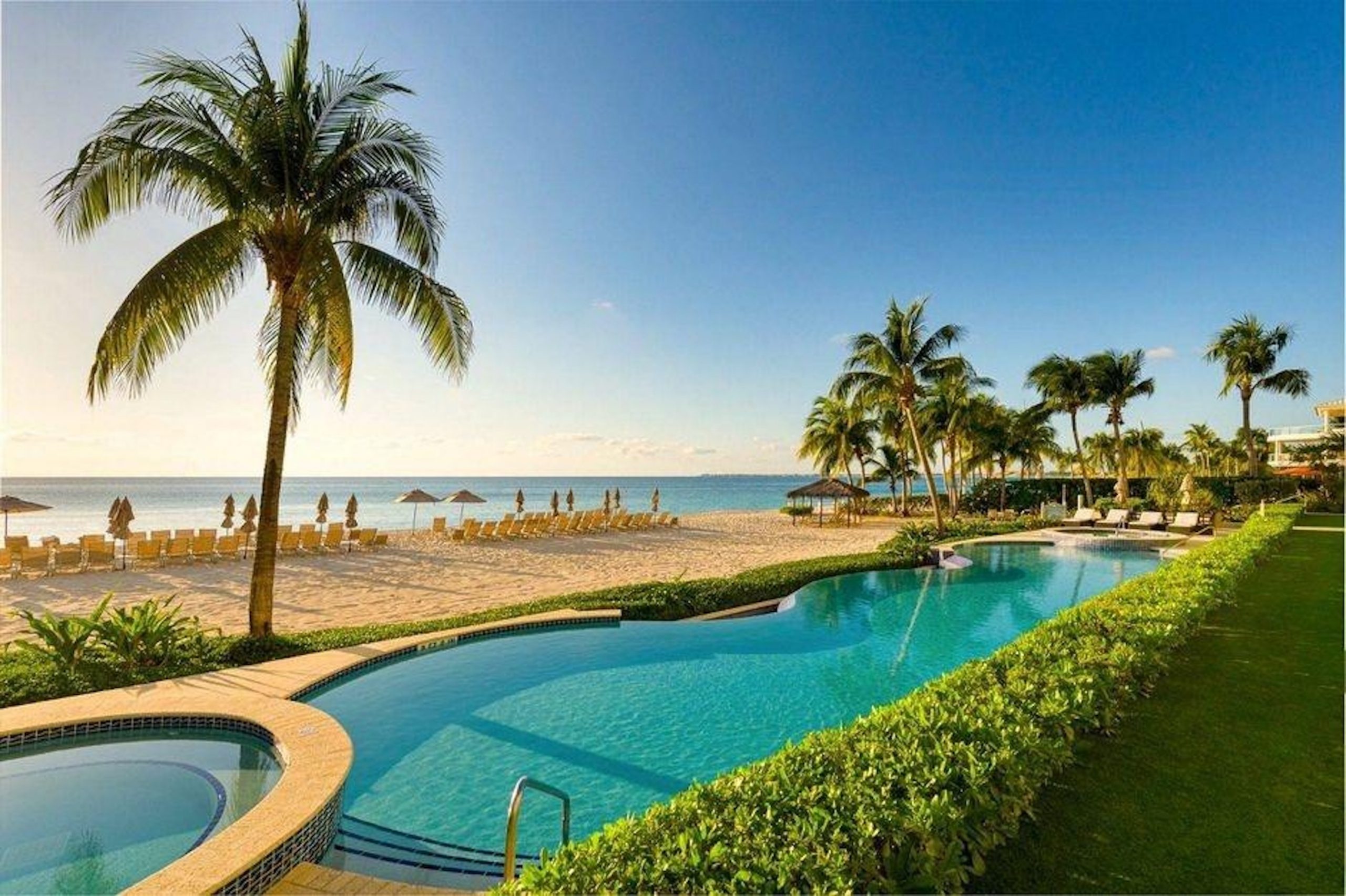 Strand und Poolanlage eines Luxusresorts auf Grand Cayman, Cayman Islands