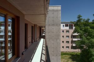 Blick vom Laubengang eines neuen Wohngebäudes der DMSW in Berlin-Pankow auf weitere Gebäude des Quartiers am Hamburger Platz.