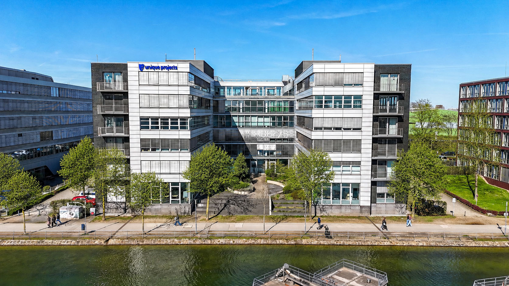 Bürogebäude Schifferstraße 200 in Duisburg, neuer Standort der BG prevent GmbH mit Wasser und Gehweg im Vordergrund.