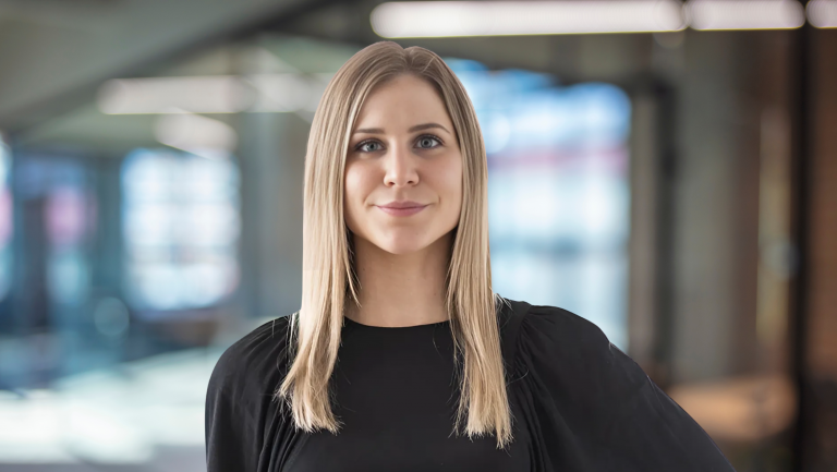 Porträt von Nina Schmidt, Geschäftsführerin der Ypsilon Group