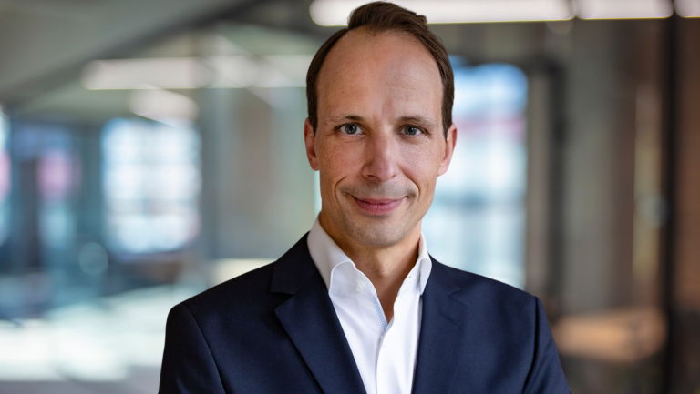 Portrait von Tobias Hangl, Partner und Niederlassungsleiter München bei der Ypsilon Group