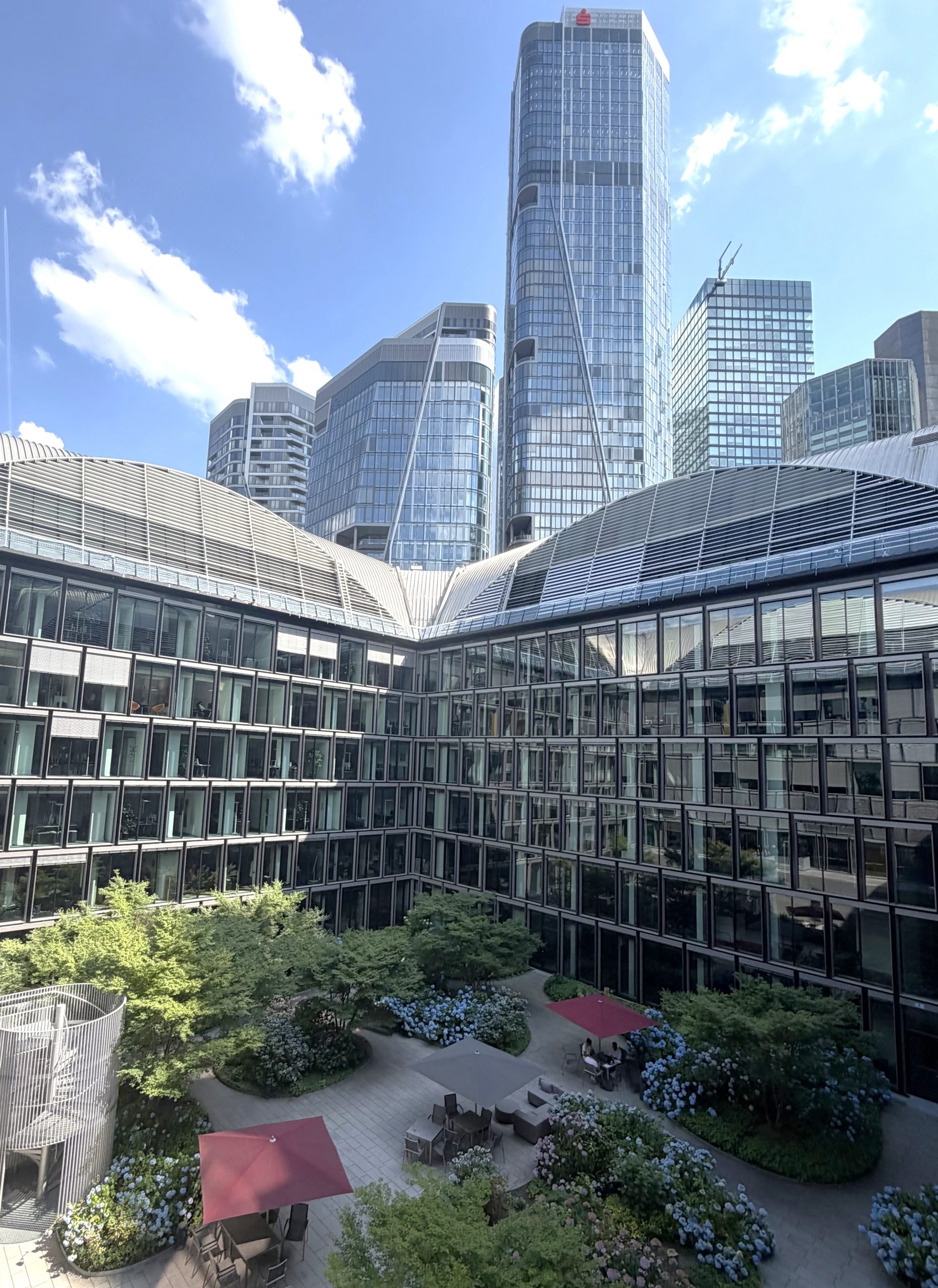 Blick auf den Innenhof und die umliegende Skyline der Büroimmobilie Junghof in Frankfurt.