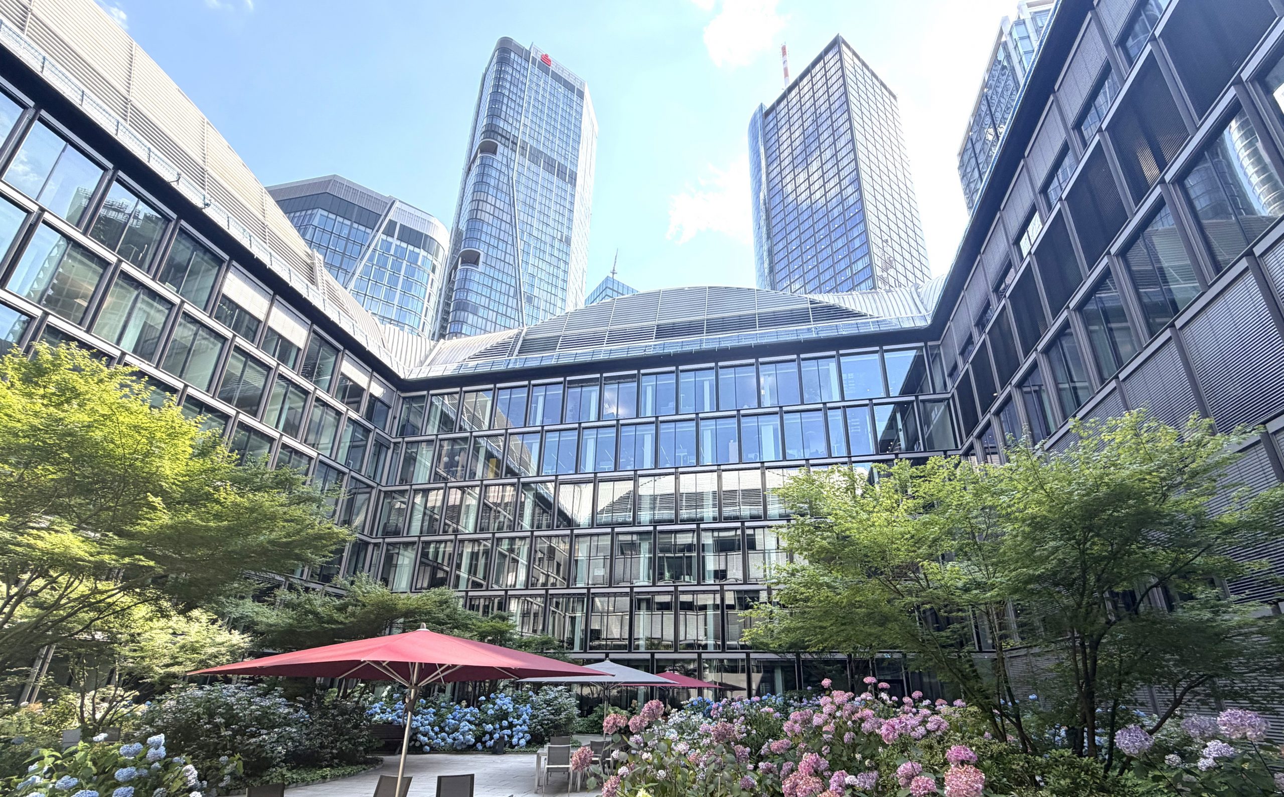 Innenhof des Junghofs in Frankfurt mit moderner Glasarchitektur und umliegenden Hochhäusern
