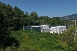 Mit Lärmschutzwänden der Rau Geosysteme Süd GmbH an BESS-Anlagen lässt sich die Energiewende voranbringen. Foto: Rau Geosysteme Süd