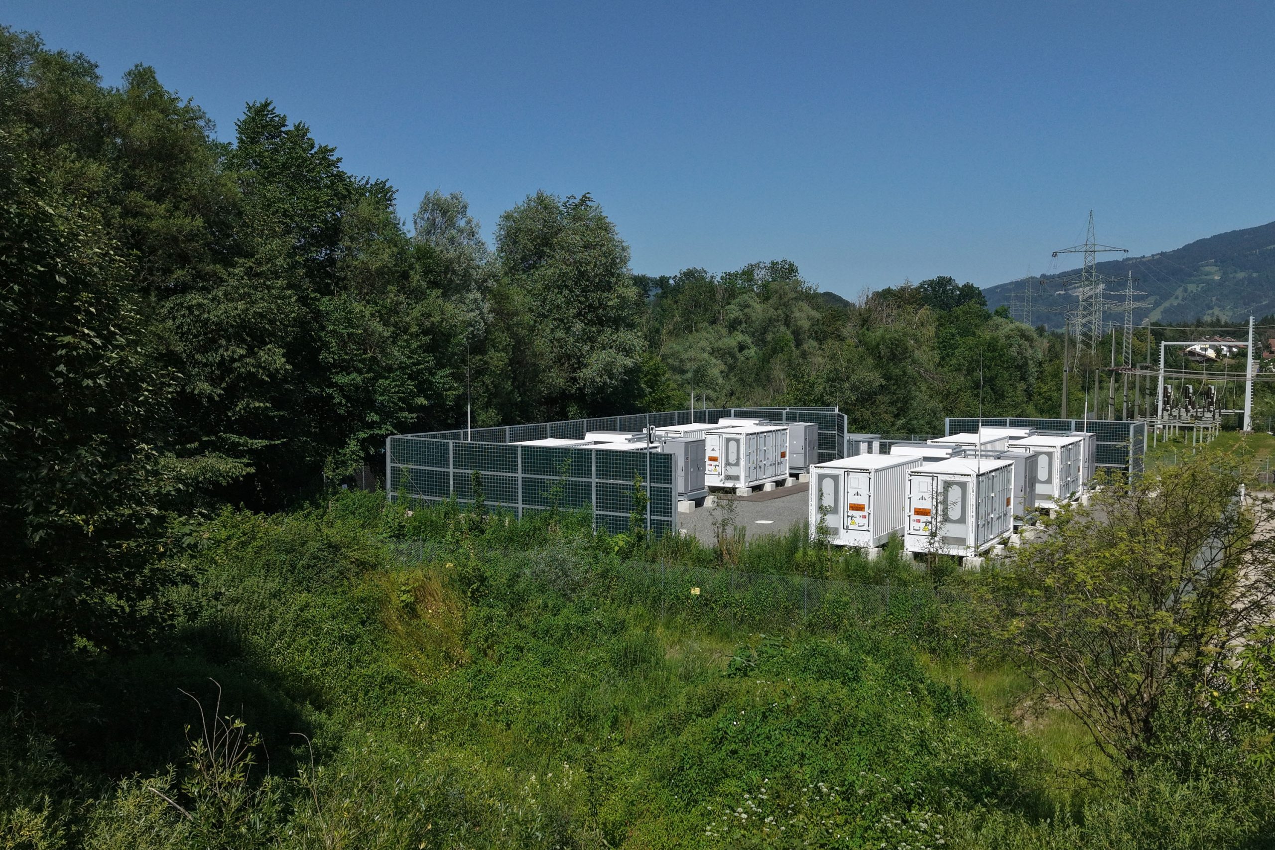 Mit Lärmschutzwänden der Rau Geosysteme Süd GmbH an BESS-Anlagen lässt sich die Energiewende voranbringen. Foto: Rau Geosysteme Süd