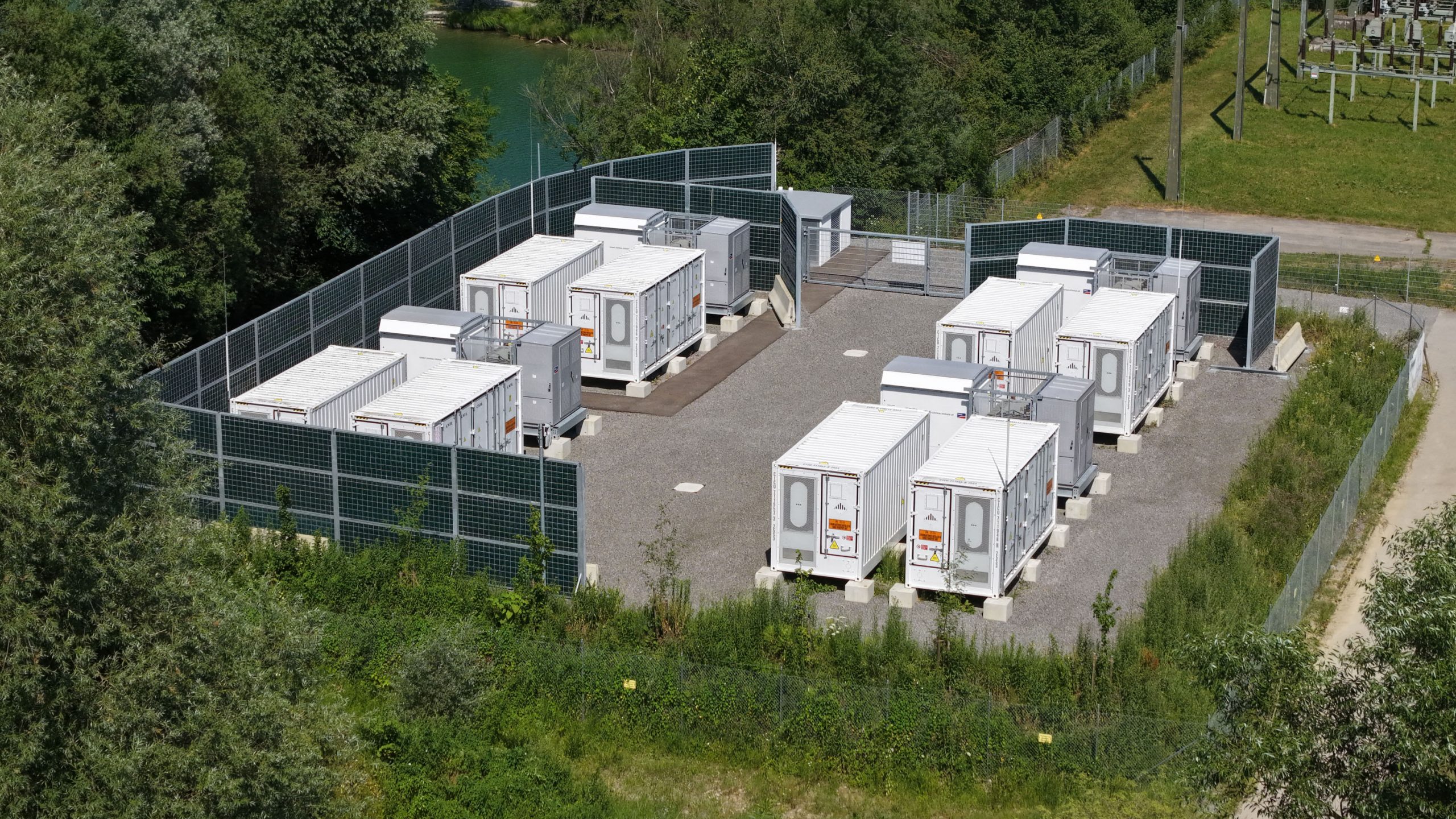 Mit Lärmschutzwänden der Rau Geosysteme Süd GmbH an BESS-Anlagen lässt sich die Energiewende voranbringen. Foto: Rau Geosysteme Süd