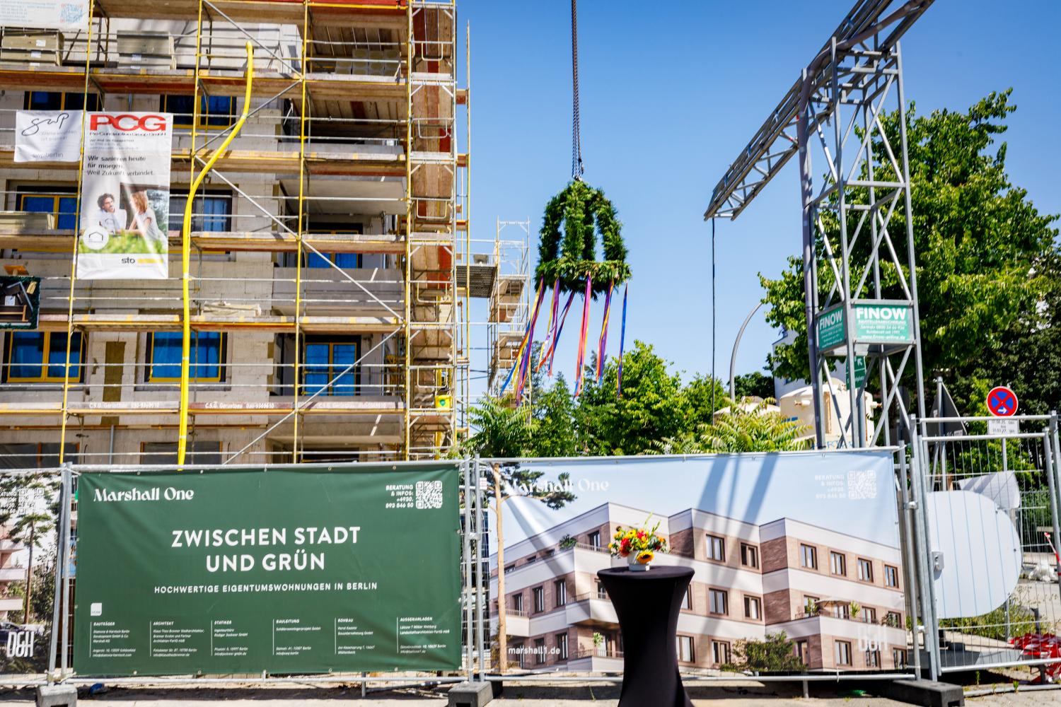 Baustelle des Wohnprojekts Marshall One in Berlin-Dahlem mit Richtkranz bei der Feier.