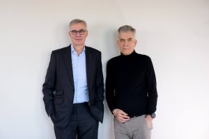 Die Gründer von Aequitas Real Estate, Thomas Bergander und Sven-Christian Frank, stehen zusammen vor hellem Hintergrund.