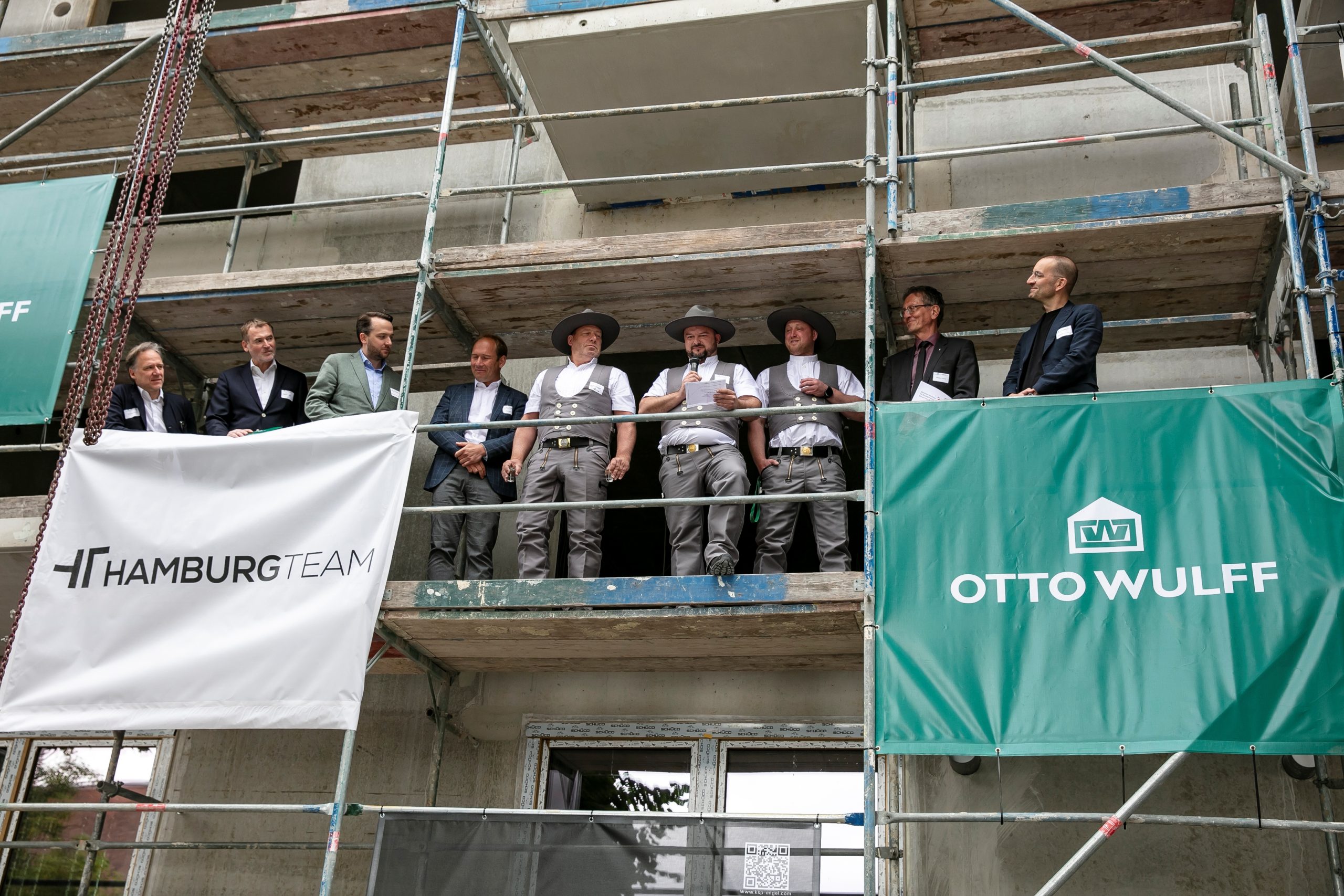 v.l.n.r. : Klaus Heldwein, Geschäftsführer HAMBURG TEAM Projektentwicklung; Holger Fieseler, Geschäftsführer OTTO WULFF; Christoph Brzezinski, Stellvertretender Bezirksbürgermeister und Bezirksstadtrat für Stadtentwicklung Berlin; Tim Obermann, Bereichsleiter Projektentwicklung Berlin & Leipzig OTTO WULFF; drei Mitarbeitende der ausführenden Bauunternehmen; Christian Gaebler, Senator für Stadtentwicklung Bauen und Wohnen Berlin; Hannes Meisehen, Architekt / Büroleitung Berlin bei KSP ENGEL