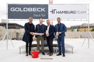Die heutige Grundsteinlegung in Leipzig: v.l.n.r.: Thomas Dienberg, Bürgermeister und Beigeordneter für Stadtentwicklung und Bau, Bastian Humbach, Geschäftsführer HAMBURG TEAM Projektentwicklung, Robert Bölcskei, Niederlassungsleiter Leipzig-Halle bei GOLDBECK, Pedro Manuel De Sousa Machado, Geschäftsführer HAMBURG TEAM Investment Management (Bildquelle: HAMBURG TEAM)