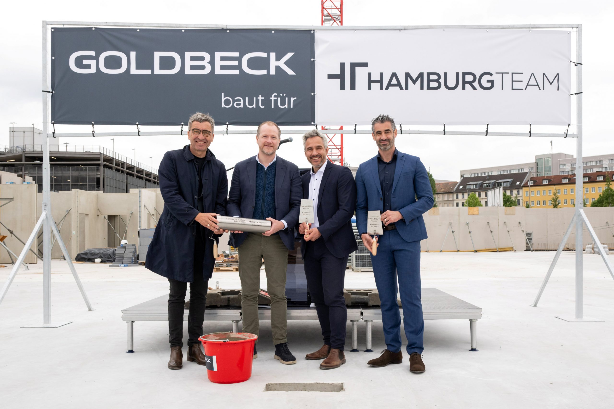 Bildunterschrift: Die heutige Grundsteinlegung in Leipzig: v.l.n.r.: Thomas Dienberg, Bürgermeister und Beigeordneter für Stadtentwicklung und Bau, Bastian Humbach, Geschäftsführer HAMBURG TEAM Projektentwicklung, Robert Bölcskei, Niederlassungsleiter Leipzig-Halle bei GOLDBECK, Pedro Manuel De Sousa Machado, Geschäftsführer HAMBURG TEAM Investment Management (Bildquelle: HAMBURG TEAM)