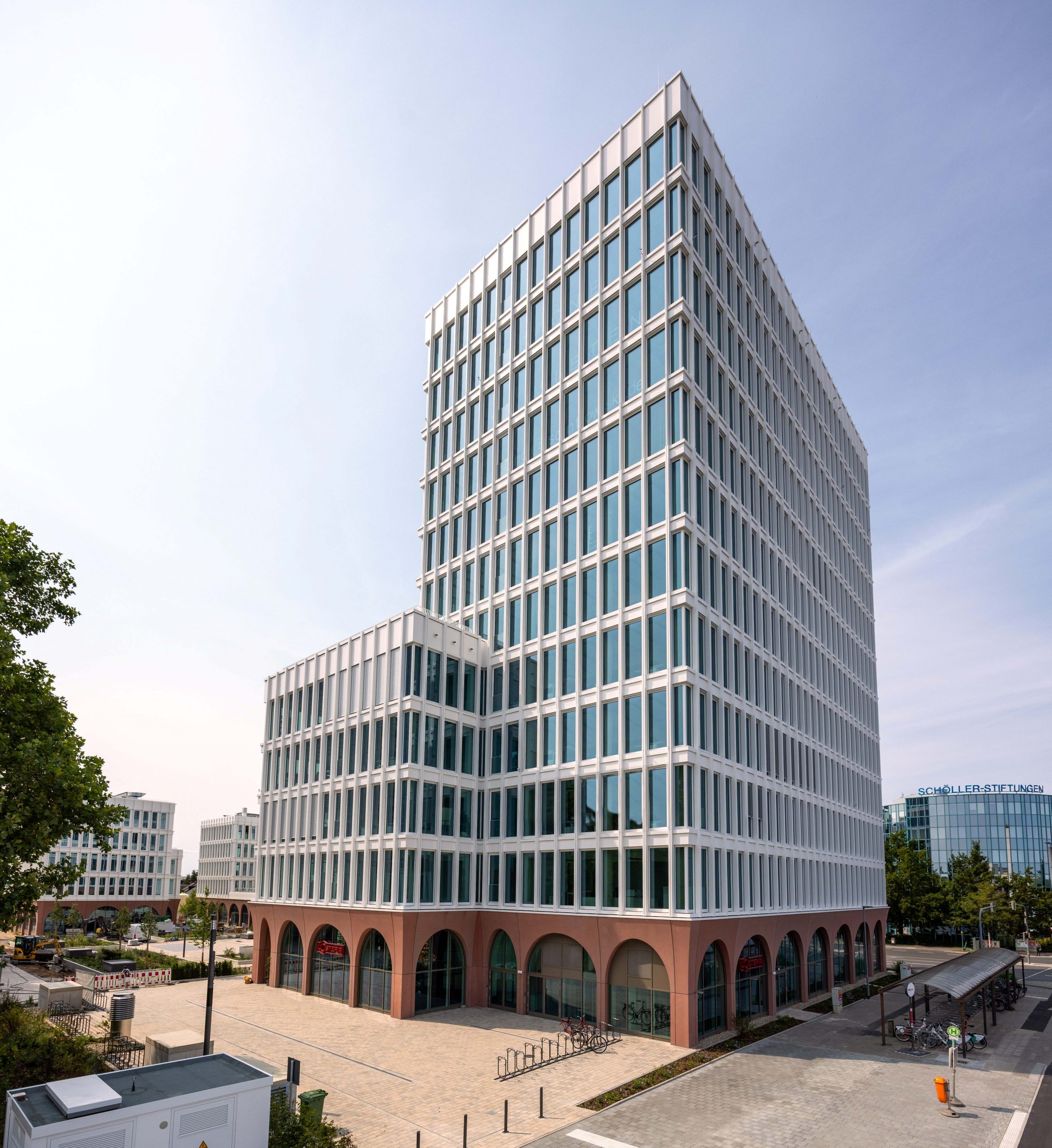 Moderner Büroneubau The One mit Glasfassade in Nürnberg, aufgenommen am Tag.