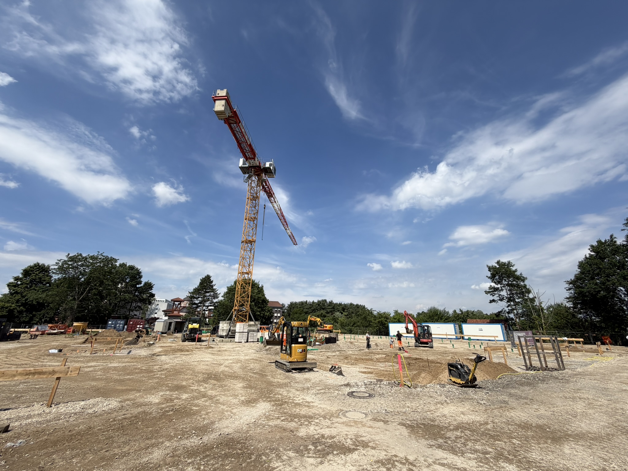 Aktueller Bautenstand der Lavendio Seniorenresidenz Am Listholze in Hannover mit Baukran und Baustelle.