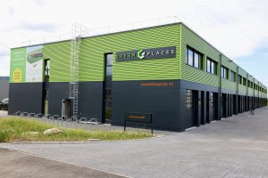 Außenansicht der neuen GreenPlaces Gewerbeimmobilie in Bisingen, aufgenommen im Juli 2026.