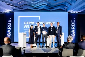 Preisträgerinnen und Preisträger des Vordenker Fellowships 2026 auf der Bühne der GARBE Vordenker Konferenz in Hamburg.