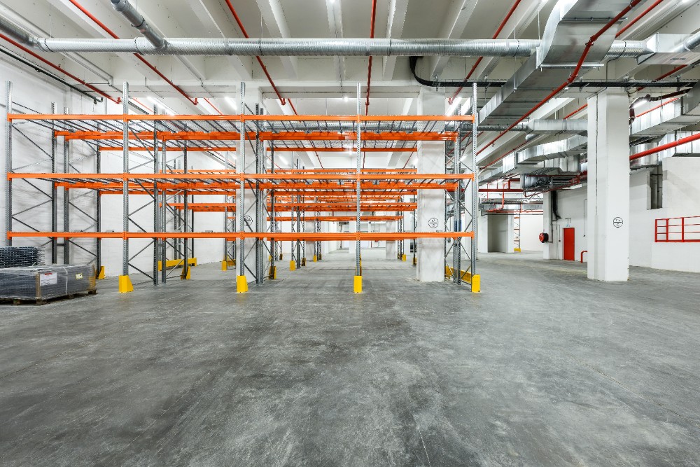 Innenansicht einer leeren Lagerhalle mit Regalen im SEGRO Centre Paris Les Gobelins, Paris.