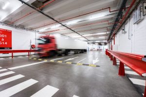 Lkw fährt durch die Logistikhalle im SEGRO Centre Paris Les Gobelins in Paris.