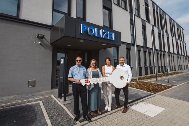 Paul Eisenbarth (Erster Polizeihauptkommissar, Geschäftsführer für die Neubauprojekte der Polizei im Rhein-Erft-Kreis), Ulrike Heimbüchel  (Kreisverwaltungsdirektorin, Leiterin Direktion Zentrale Aufgaben, Kreispolizeibehörde Rhein-Erft-Kreis), Aldijana Kolic (GOLDOCT Real Estate GmbH), Arne Haeger (OSMAB Unternehmensgruppe). Bildquelle / Nutzungsrechte: OSMAB / GOLDOCT