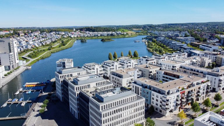 Blick auf moderne Bürogebäude und den Phoenix-See in Dortmund.