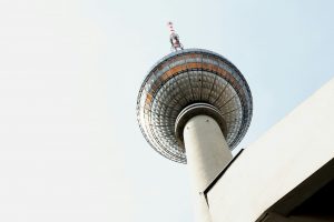 Berliner Bürovermietungsmarkt mit starkem erstem Halbjahr – lmmobilieninvestmentmarkt hingegen verhalten