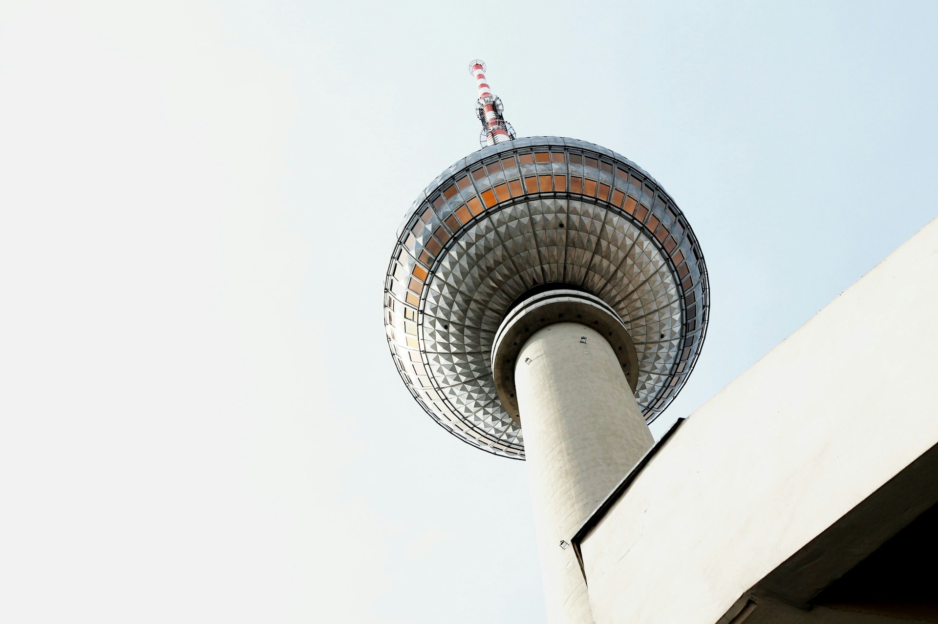 Berliner Bürovermietungsmarkt mit starkem erstem Halbjahr – lmmobilieninvestmentmarkt hingegen verhalten
