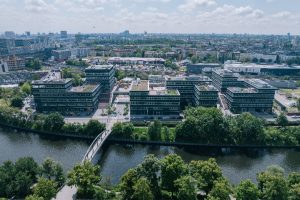 Innovationscampus BERLIN DECKS mit Gebäuden 1 und 2 am Friedrich-Krause-Ufer in Berlin-Mitte, Blick von oben