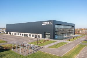 Außenansicht des ehemaligen Zerres-Logistikzentrums in Mönchengladbach, modernes Gebäude mit großem Vorplatz.