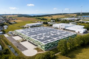 Luftaufnahme des Panattoni Park Friedewald mit Solaranlagen auf dem Dach und umliegender Landschaft.