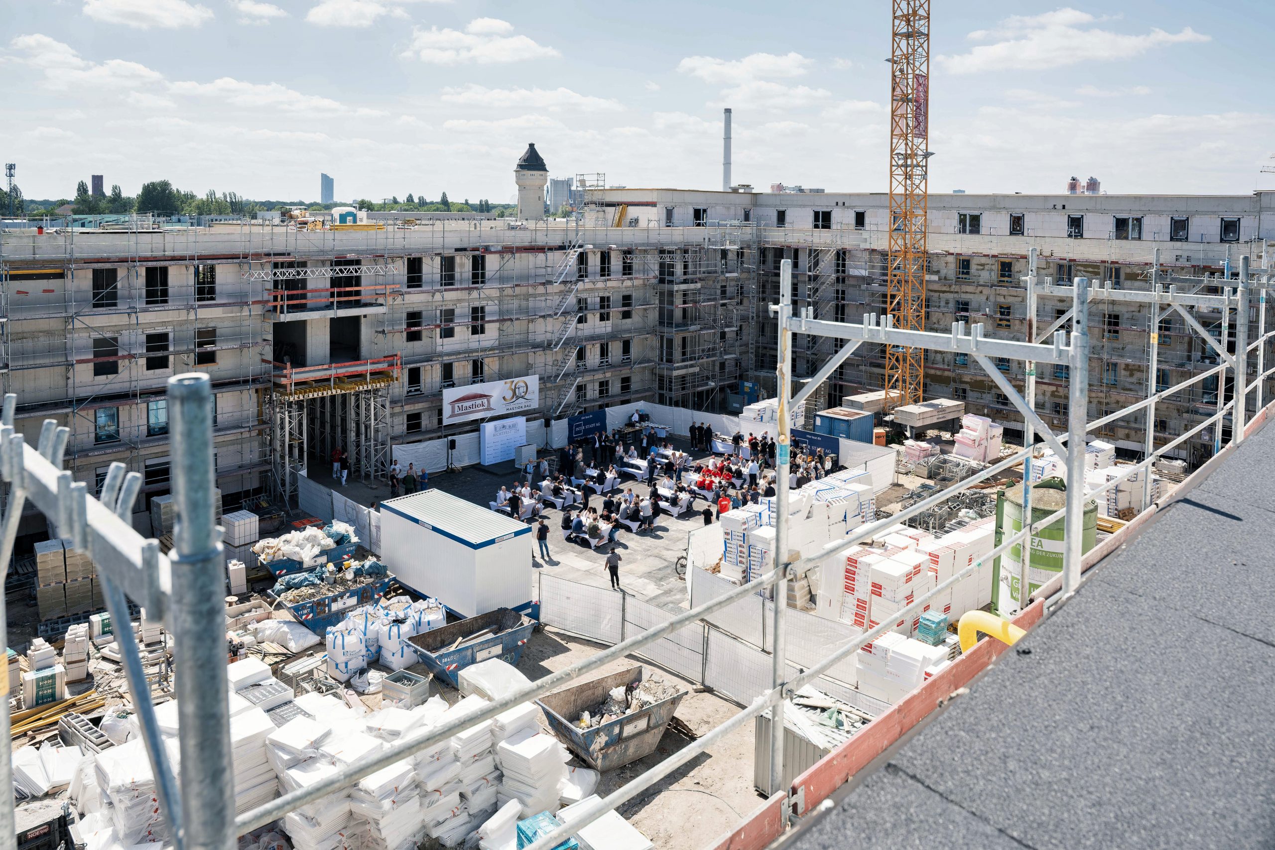 Blick auf das Richtfest im Innenhof einer im Bau befindlichen Wohnanlage in Berlin-Karlshorst.