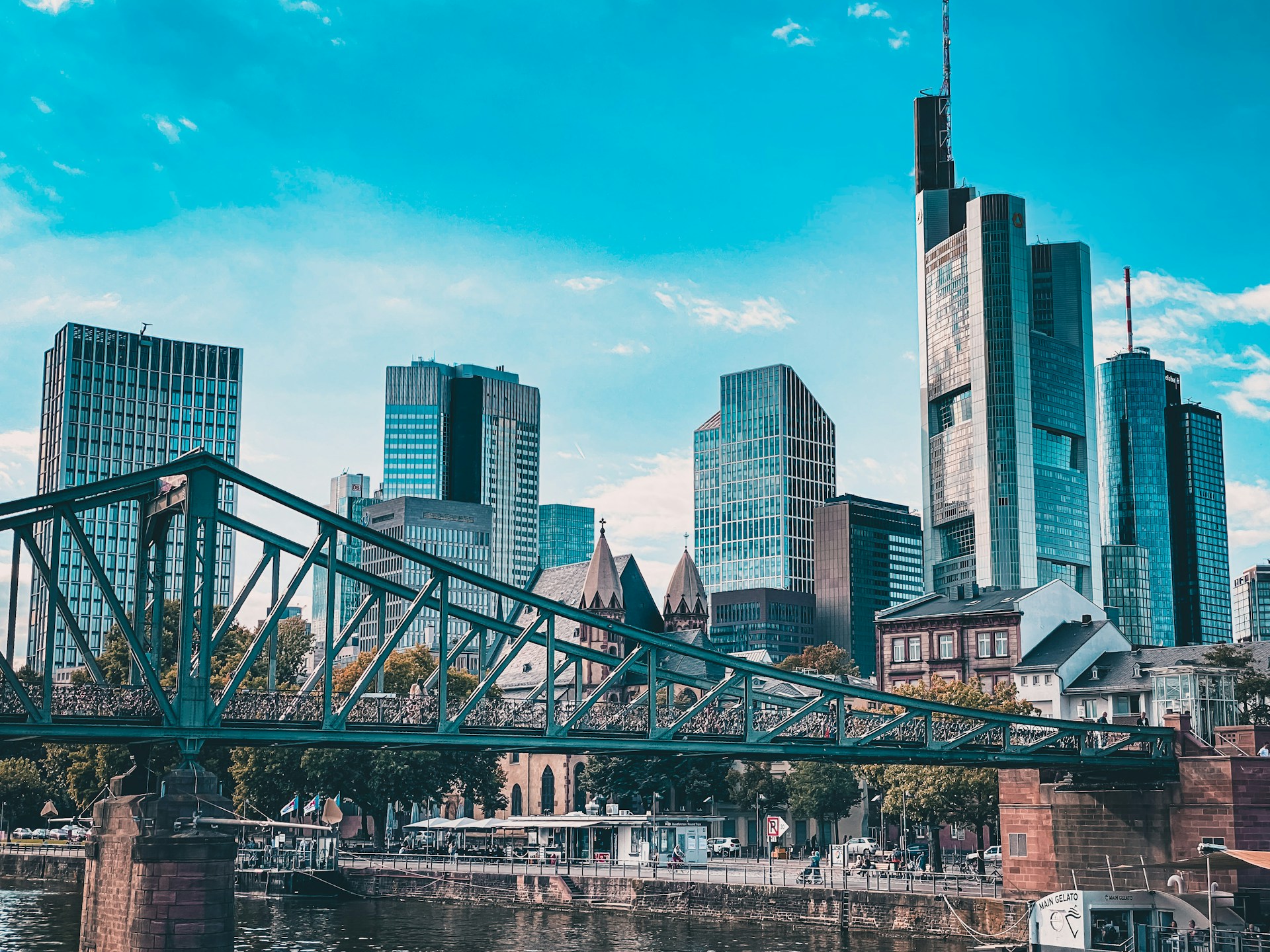 Frankfurter Bürovermietungsmarkt bleibt im ersten Halbjahr 2026 selektiv – Investmentmarkt stabilisierte sich