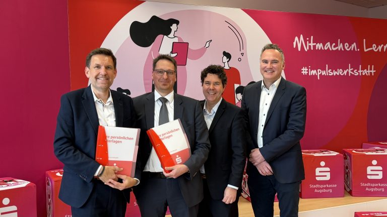v. l.: Oliver Vogt, Geschäftsführer WÖHR + BAUER, Andreas Herrmann, Bereichsleiter Organisation, Stadtsparkasse Augsburg, Dr. Tim Malonn, Mitglied der Geschäftsleitung bei WÖHR + BAUER, Florian Müßig, Abteilungsleiter Immobilien und Verwaltung, Stadtsparkasse Augsburg.