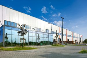 Außenansicht des Logistikzentrums Labradorstraße 31 in Bremerhaven bei Tageslicht