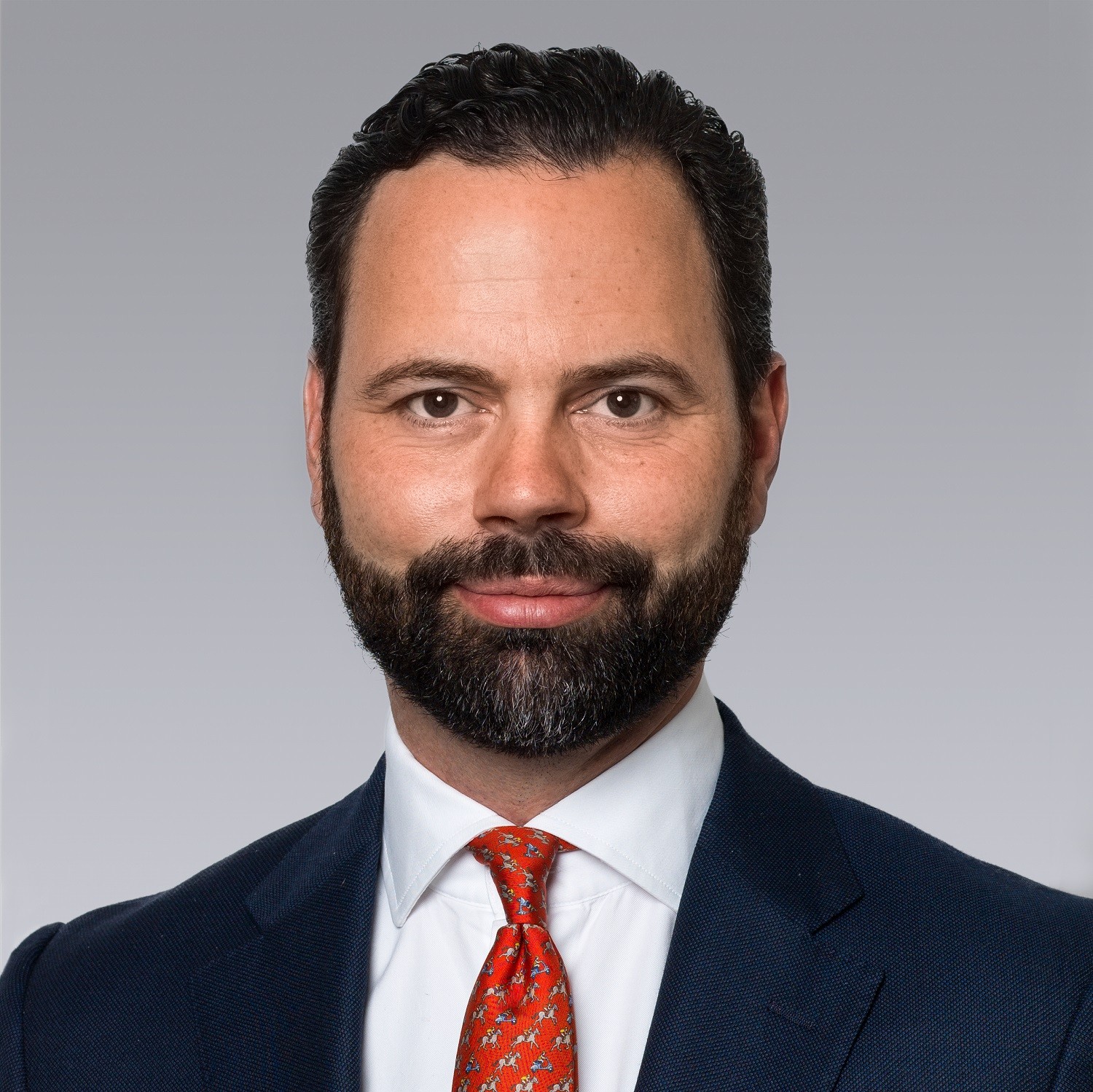 Porträt von Florian Tack, Head of Residential Germany bei Colliers im Anzug